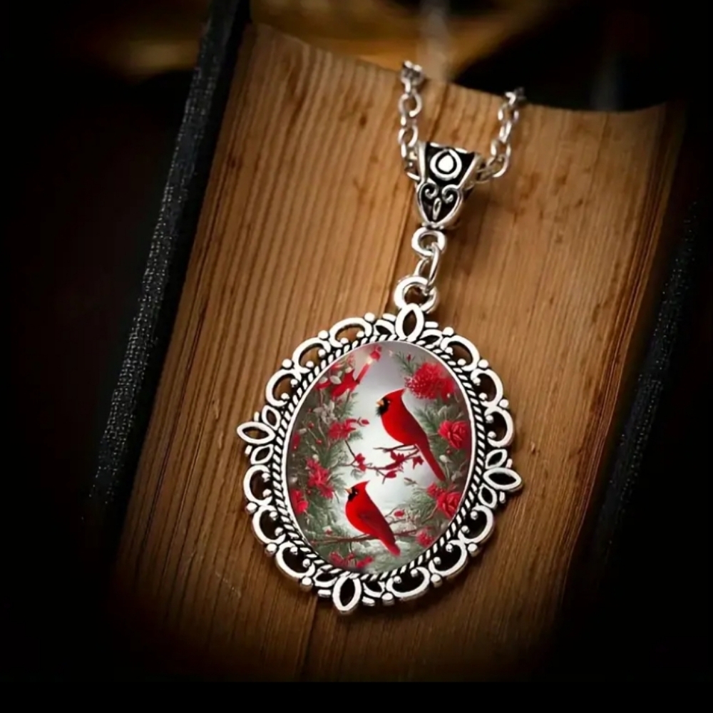 Vintage Style Vibtant Red Bird Pendant  With Silver Chain Necklace. NWOT